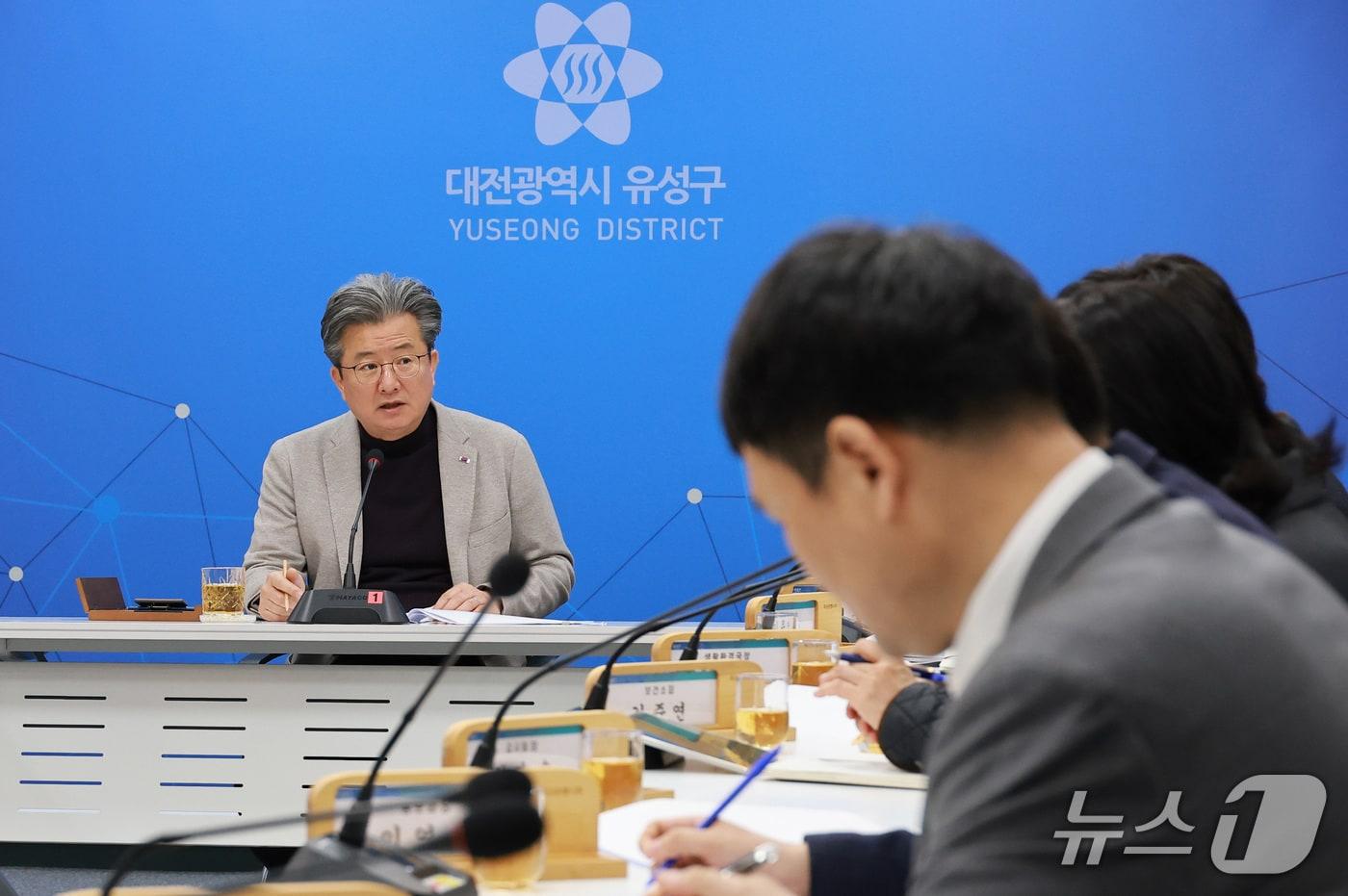 본문 이미지 - 정용래 유성구청장이 9일 주간간부회의를 주재하고 있다. (유성구청 제공. 재판매 및 DB금지) 2026.3.9/뉴스1