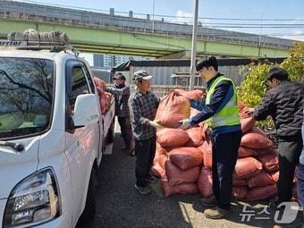 본문 이미지 -  지난해 부산시설공단 직원이 소나무 목재 칩을 지역 농가에 전달하고 있는 모습. (부산시설공단 제공. 재판매 및 DB금지)
