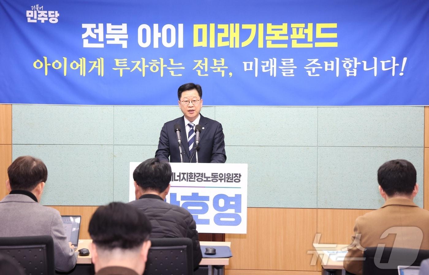 본문 이미지 - 지난 9일 안호영 더불어민주당 국회의원이 전북 전주시 전북특별자치도의회에서 정책 관련 기자회견을 열고 질의에 답변을 하고 있다. 2026.3.9 ⓒ 뉴스1 유경석 기자