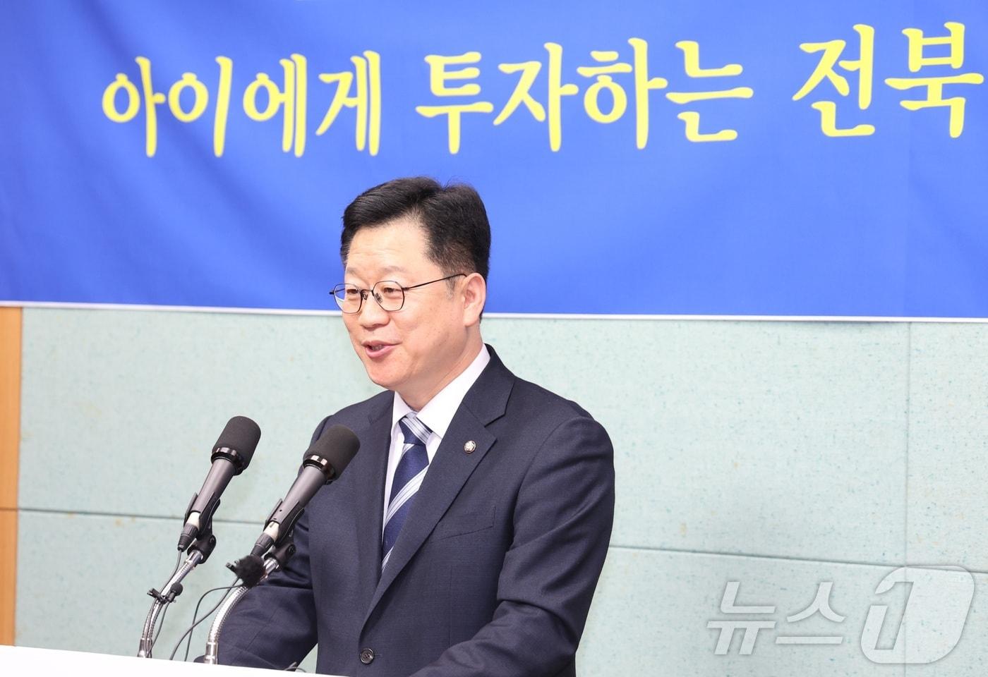 본문 이미지 - 안호영 더불어민주당 국회의원이 9일 전북 전주시 전북특별자치도의회에서 정책 관련 기자회견을 열고 질의에 답변을 하고 있다. 2026.3.9 ⓒ 뉴스1 유경석 기자