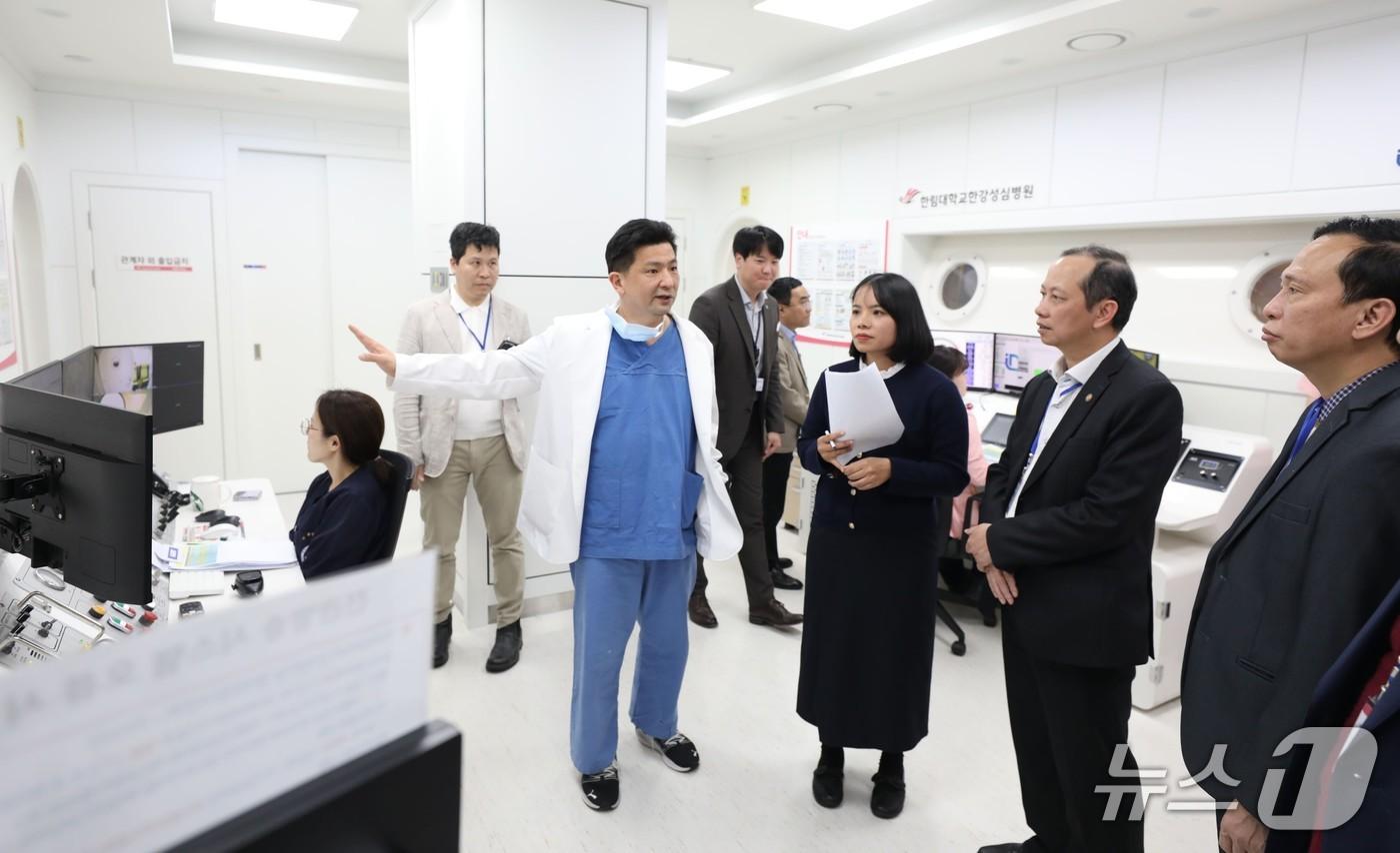 본문 이미지 - 지난 6일 윤재철 화상외과 교수의 안내로 베트남국립화상병원 대표단이 고압산소치료센터를 견학하고 있다. (한림대한강성심병원 제공)