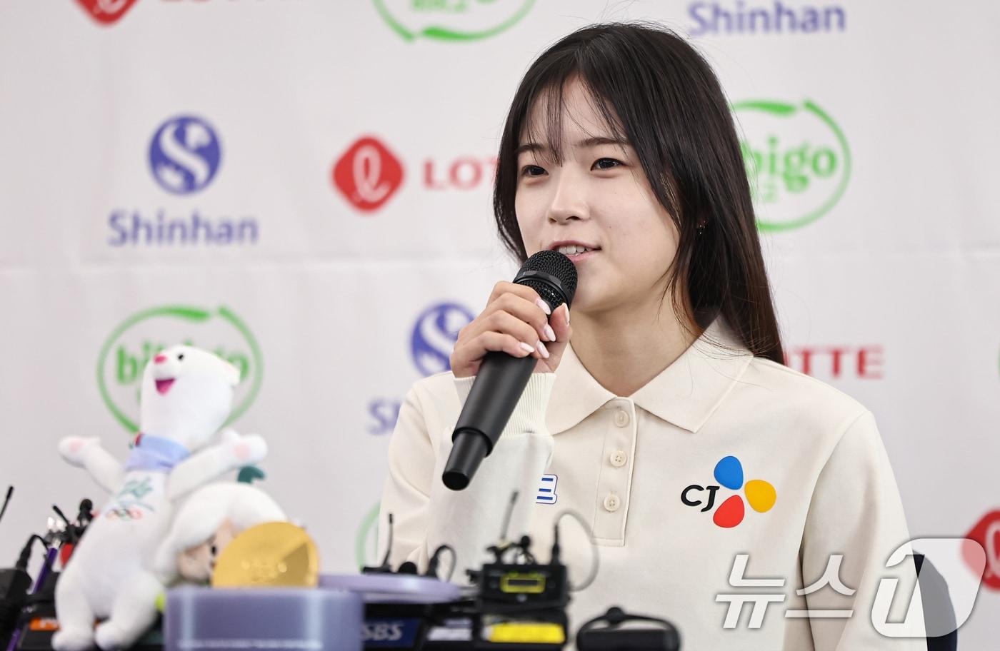 본문 이미지 - 2026 밀라노·코르티나담페초 동계올림픽 스노보드 금메달리스트 최가온이 9일 서울 송파구 올림픽파크텔에서 열린 미디어데이에서 취재진 질문에 답하고 있다. 2026.3.9 ⓒ 뉴스1 김도우 기자