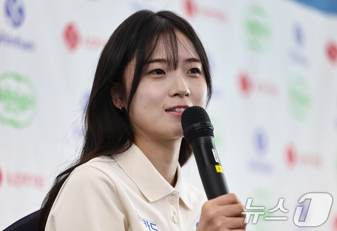 본문 이미지 - 2026 밀라노·코르티나담페초 동계올림픽 스노보드 금메달리스트 최가온이 9일 서울 송파구 올림픽파크텔에서 열린 미디어데이에서 취재진 질문에 답하고 있다. 2026.3.9 ⓒ 뉴스1 김도우 기자