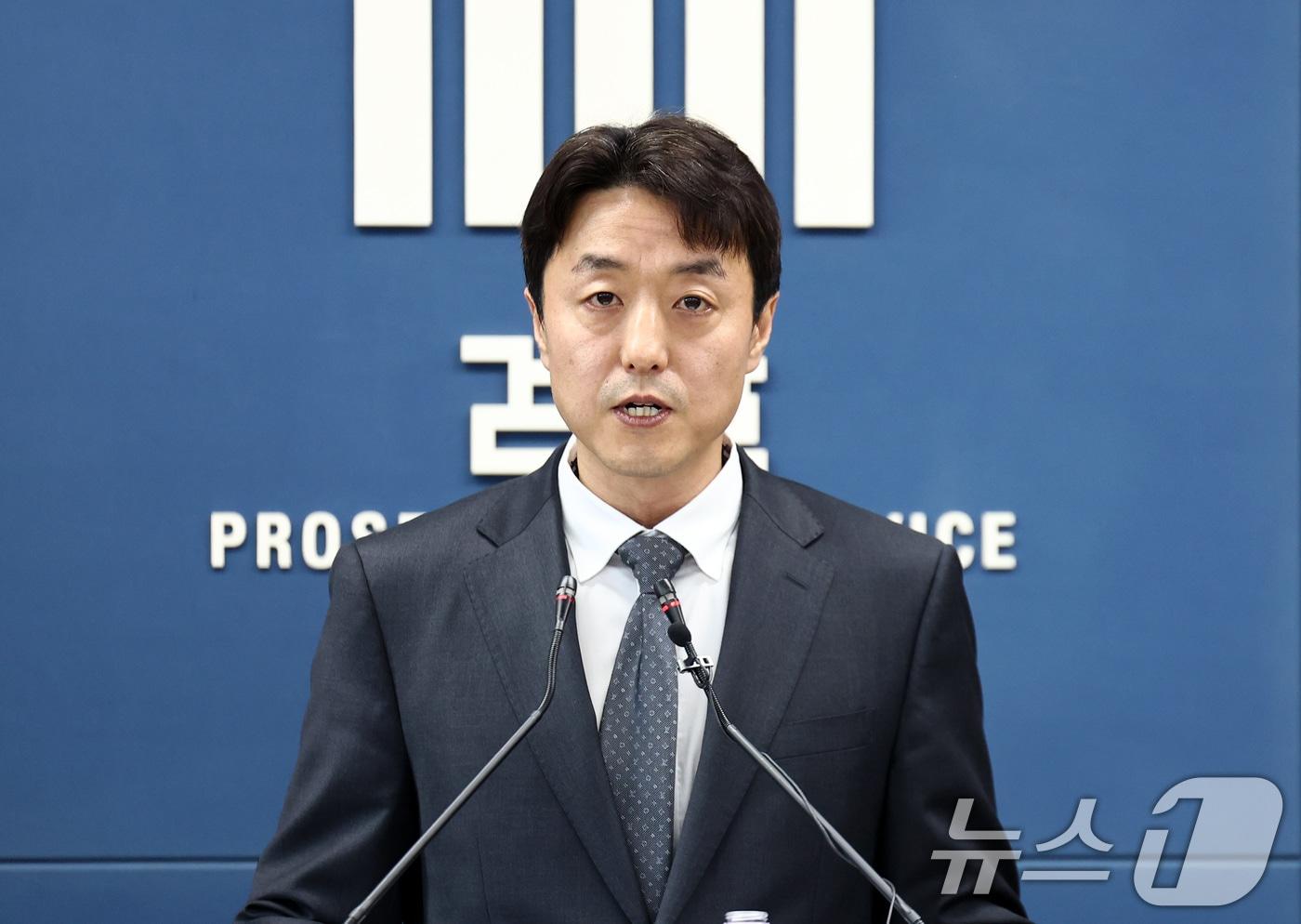 본문 이미지 - 박경택 서울중앙지검 정보기술범죄수사부 부장검사가 9일 서울 서초구 서울고등검찰청에서 삼성전자 특허 관련 기밀정보 유출 사건 수사 결과를 발표하고 있다. 2026.3.9 ⓒ 뉴스1 최지환 기자