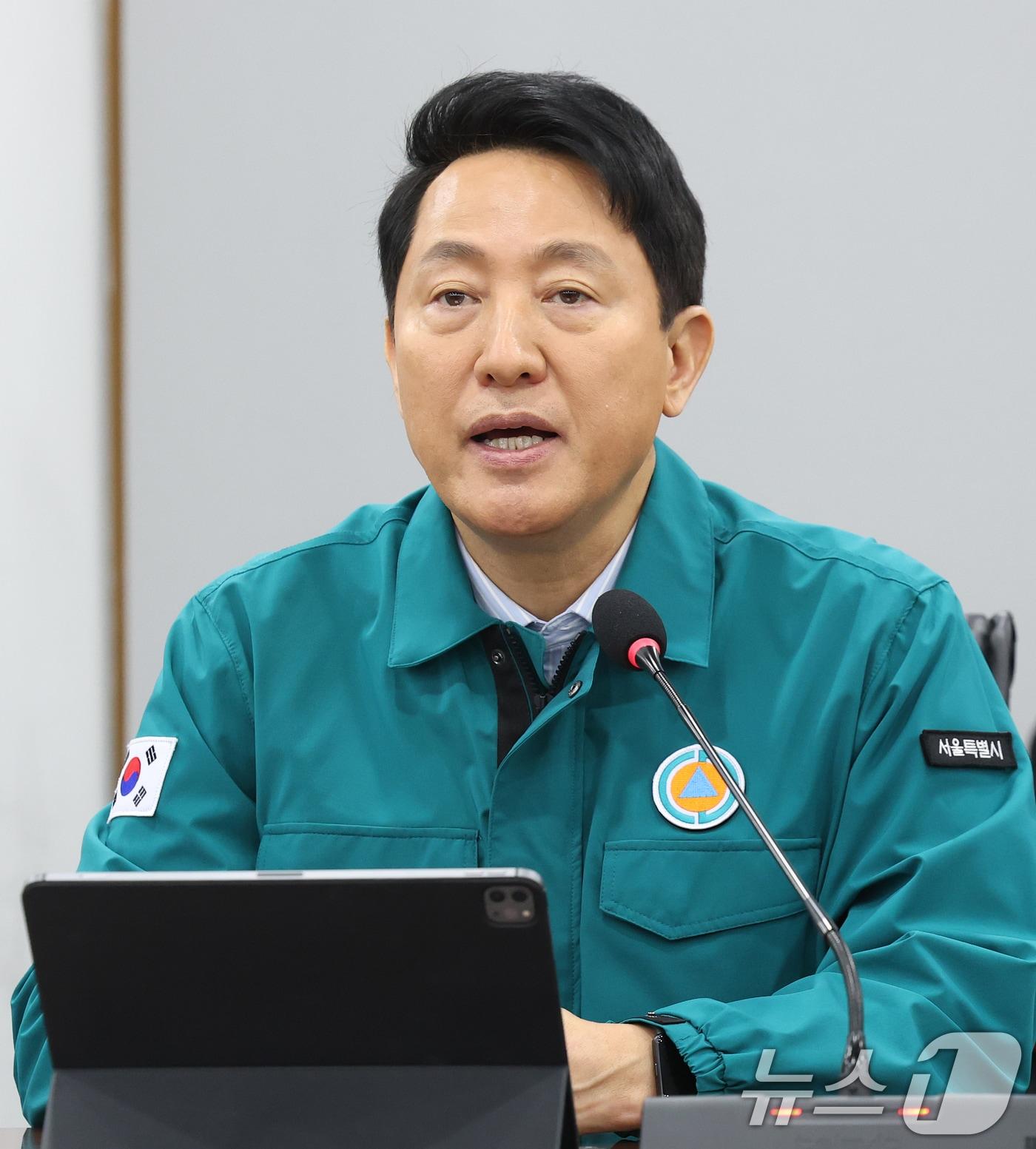 본문 이미지 - 오세훈 서울시장이 9일 서울시청 기획상황실에서 열린 방탄소년단(BTS) 컴백 행사 안전관리 합동 점검회의에서 모두발언을 하고 있다. BTS는 오는 21일 광화문광장에서 국내외 17만 명 팬들이 지켜보는 가운데 정규 5집 발매를 기념하는 대규모 컴백 라이브 공연을 열 예정이다. 2026.3.9 ⓒ 뉴스1 오대일 기자