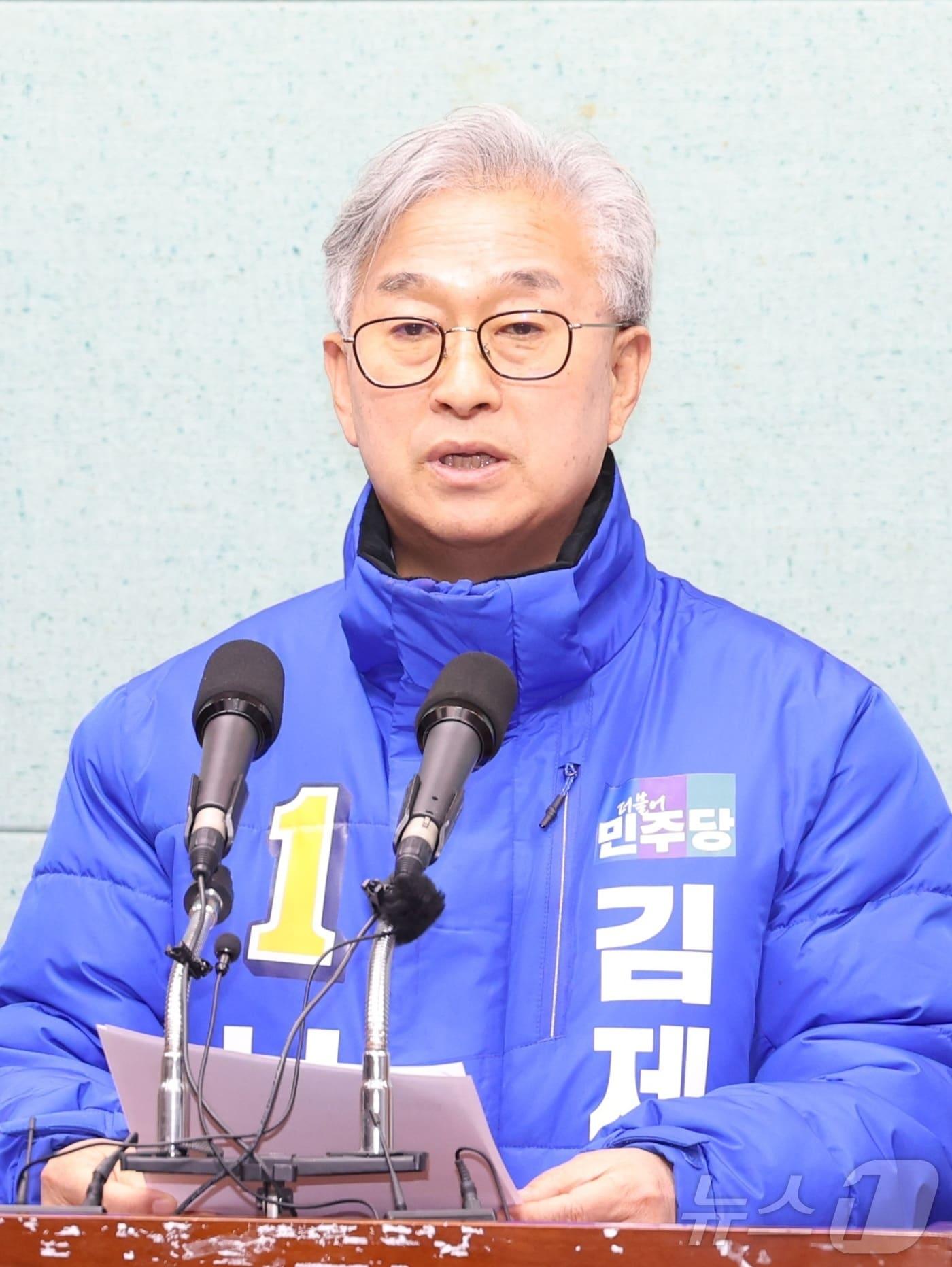 본문 이미지 - 김제시장 출마를 선언한 나인권 전북도의원이 9일 전북 전주시 전북특별자치도의회에서 민주당 도당 공관위의 현 김제시장 감점 판정 관련 기자회견을 열고 질의에 답변을 하고 있다. ⓒ 뉴스1 유경석 기자