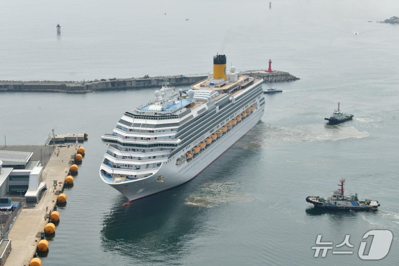 본문 이미지 - 강원 속초항을 찾은 코스타 세레나호. (속초시 제공, 재판매 및 DB 금지) 2026.3.9/뉴스1
