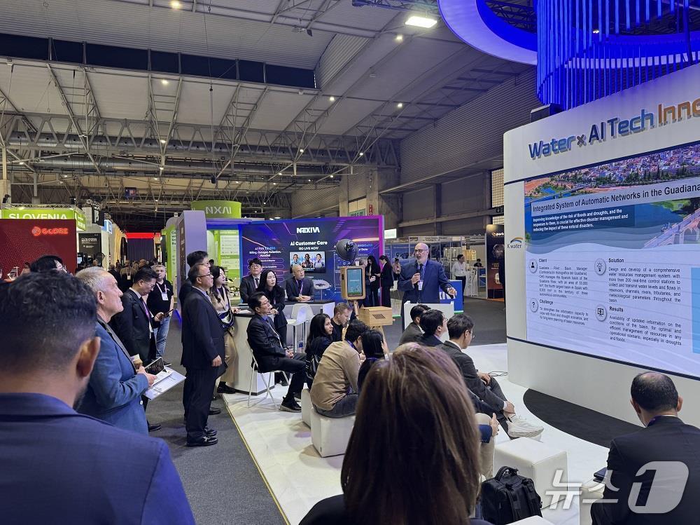 본문 이미지 - 스페인 바르셀로나에서 열린 MWC 2026중 K-water관에서 기술 세션 ‘테크 토크(Tech Talk)’가 진행되고 있다. (한국수자원공사 제공.재판매 및 DB금지)/뉴스1