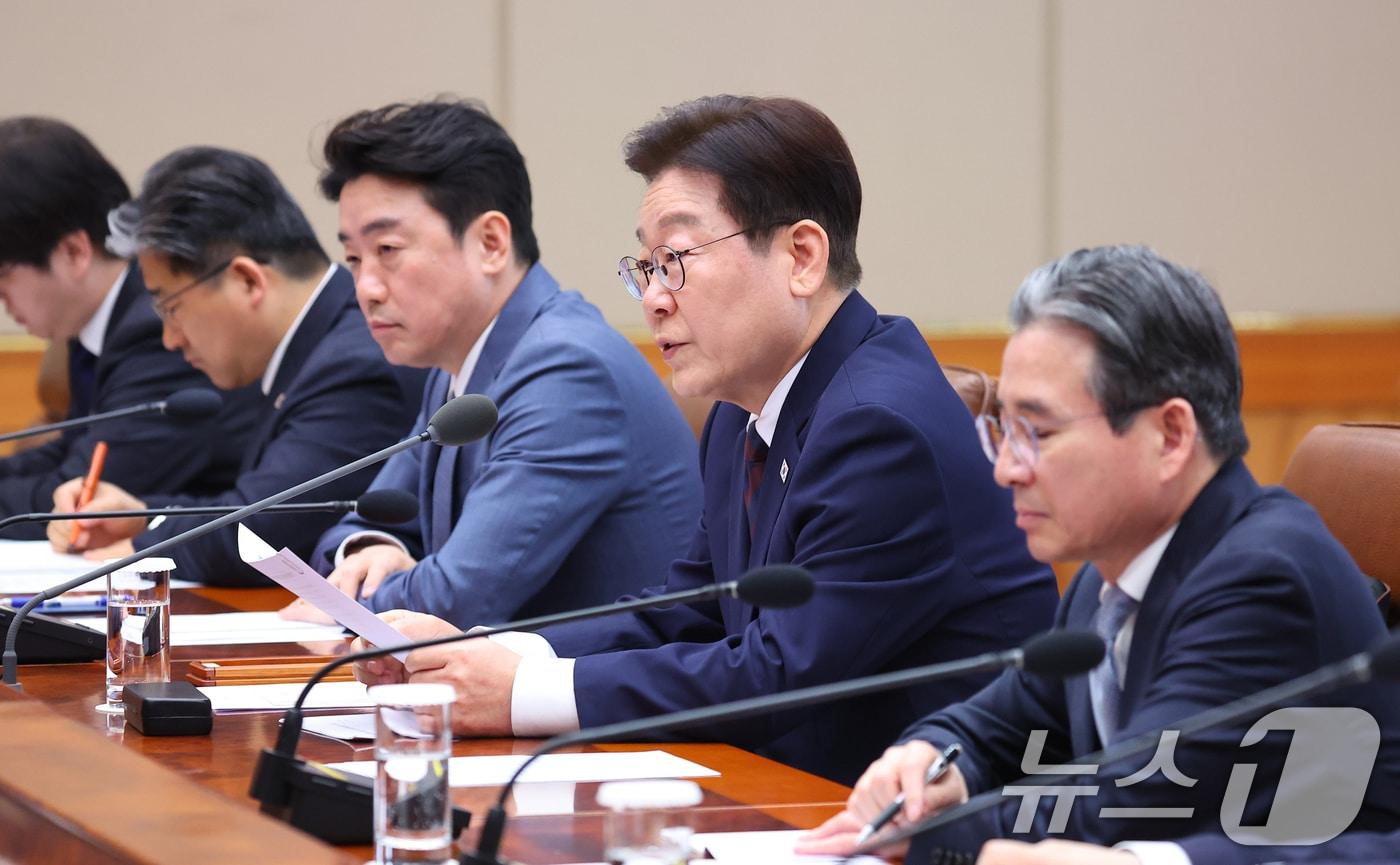 본문 이미지 - 이재명 대통령이 9일 청와대에서 열린 중동상황 관련 비상경제점검회의에서 발언하고 있다. (청와대통신사진기자단) 2026.3.9 ⓒ 뉴스1 이재명 기자