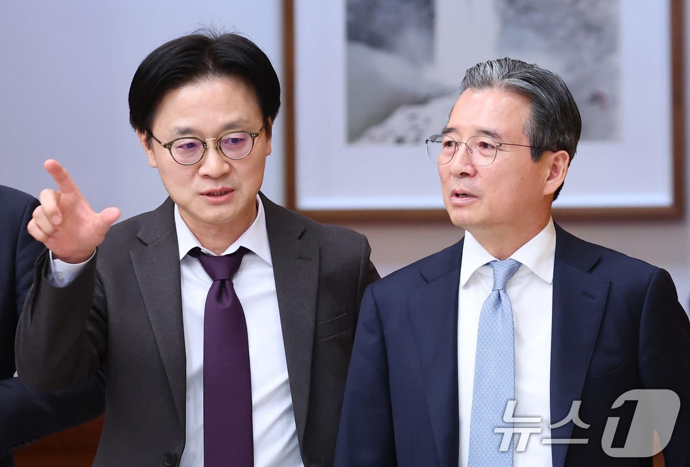 본문 이미지 - 김용범 정책실장과 김정관 산업통상부 장관이 9일 청와대에서 열린 중동상황 관련 비상경제점검회의에서 대화를 하고 있다. (청와대통신사진기자단) 2026.3.9 ⓒ 뉴스1 이재명 기자