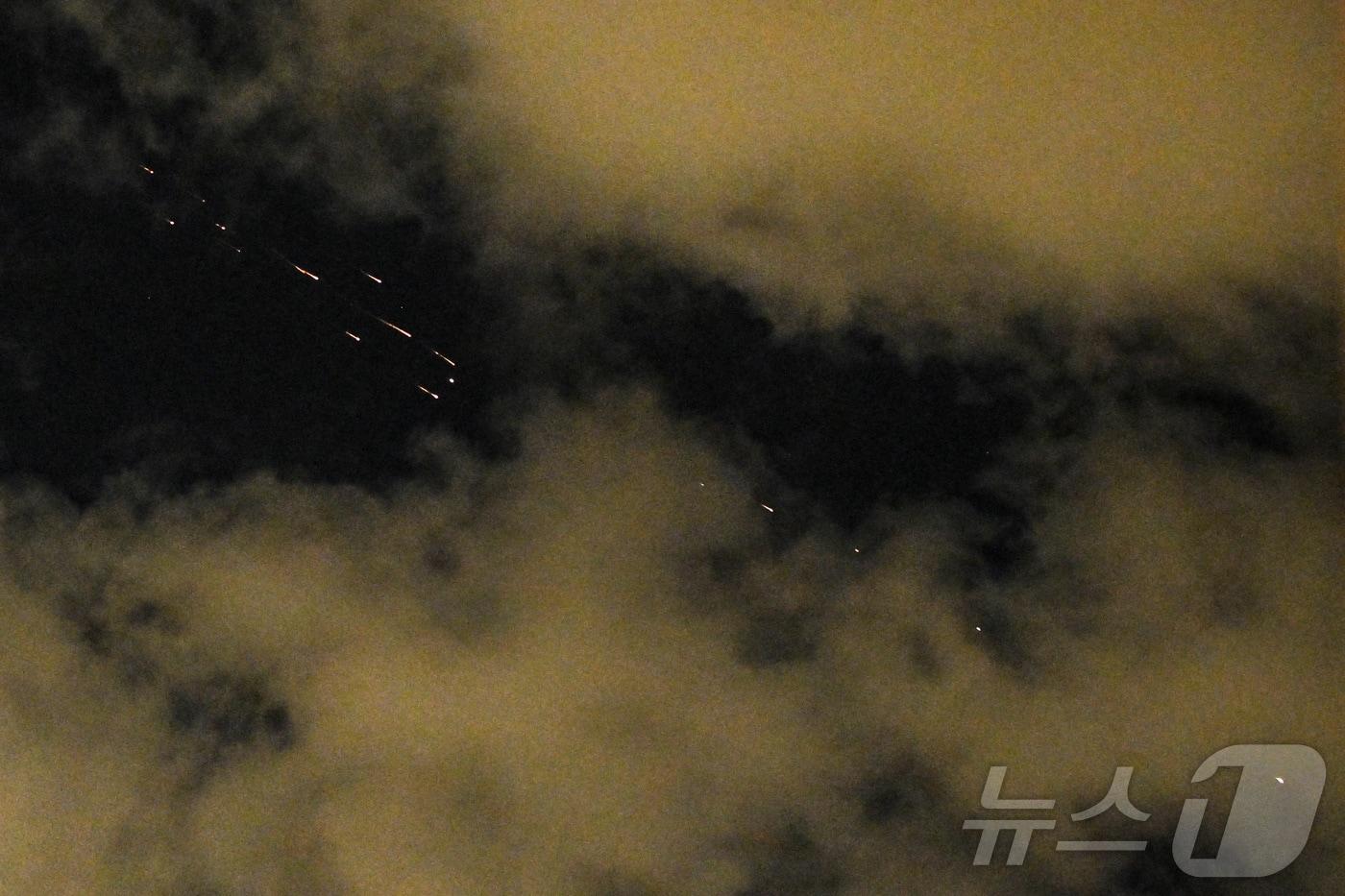 본문 이미지 - 이란의 집속탄 미사일이 9일(현지시간) 이스라엘을 향해 날아가고 있다. 사진은 이스라엘 텔아비브에서 촬영됐다. 2026.3.9 ⓒ 로이터=뉴스1