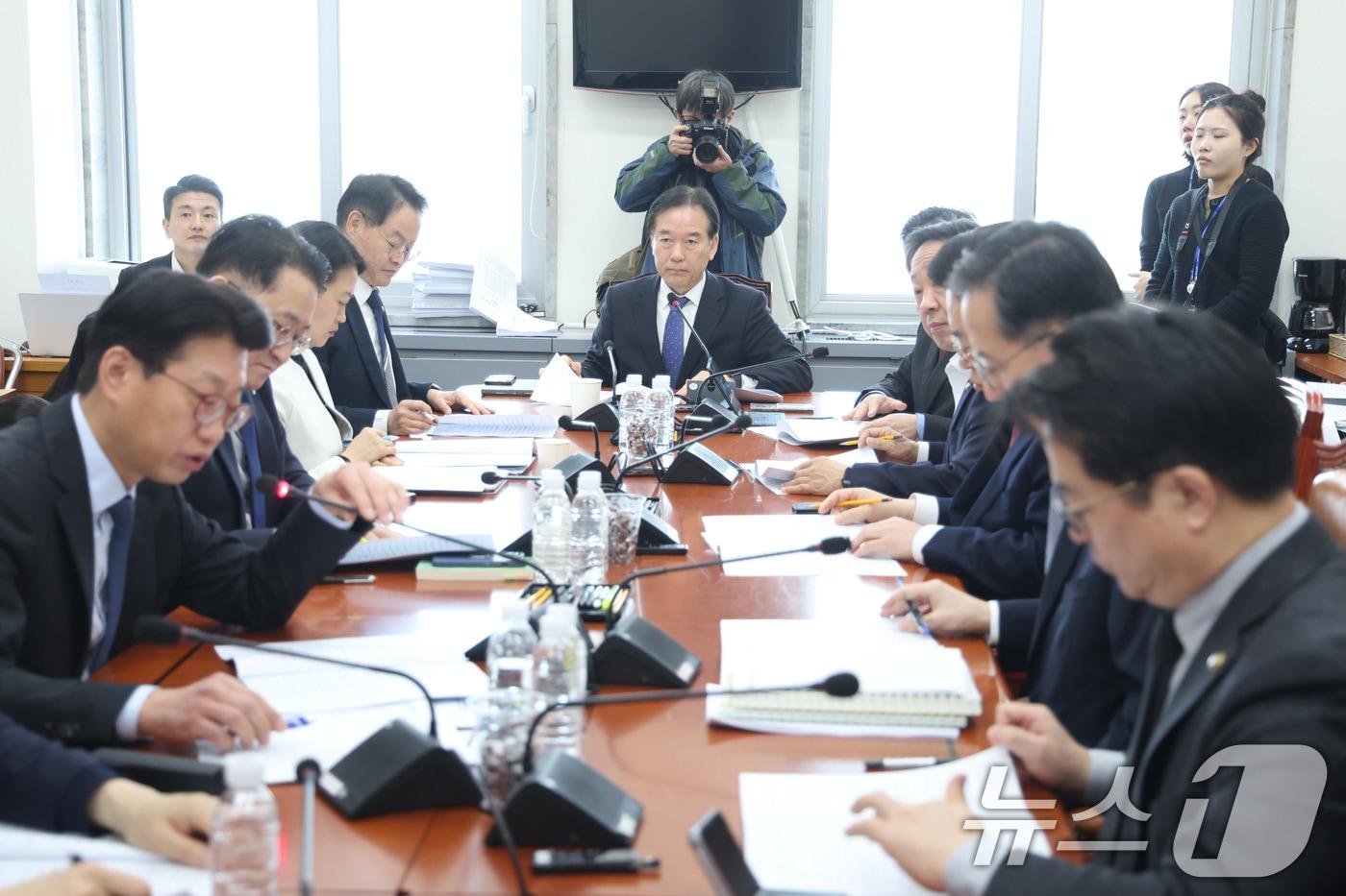 본문 이미지 - 정태호 소위원장이 9일 서울 여의도 국회에서 열린 대미투자특별법 처리를 위한 특별위원회 법안심사소위원회에서 의사진행을 하고 있다. 2026.3.9 ⓒ 뉴스1 신웅수 기자