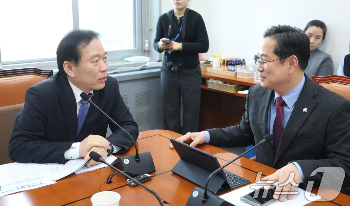 본문 이미지 - 정태호 소위원장과 박수영 국민의힘 의원이 9일 서울 여의도 국회에서 열린 대미투자특별법 처리를 위한 특별위원회 법안심사소위원회에서 대화하고 있다. 2026.3.9 ⓒ 뉴스1 신웅수 기자