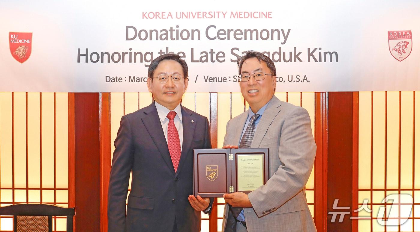 본문 이미지 - (왼쪽부터) 윤을식 고려대학교의료원 의무부총장과 故 김상덕 기부자의 장남 Dean Paik(딘 백)이 기부식에서 기념촬영을 하고 있다.(고려대학교의료원 제공)