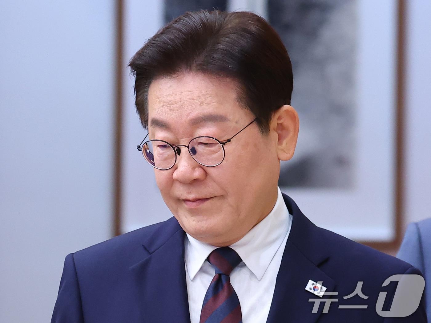 본문 이미지 - 이재명 대통령이 9일 청와대에서 열린 중동상황 관련 비상경제점검회의에 입장하고 있다. (청와대통신사진기자단) 2026.3.9 ⓒ 뉴스1 이재명 기자