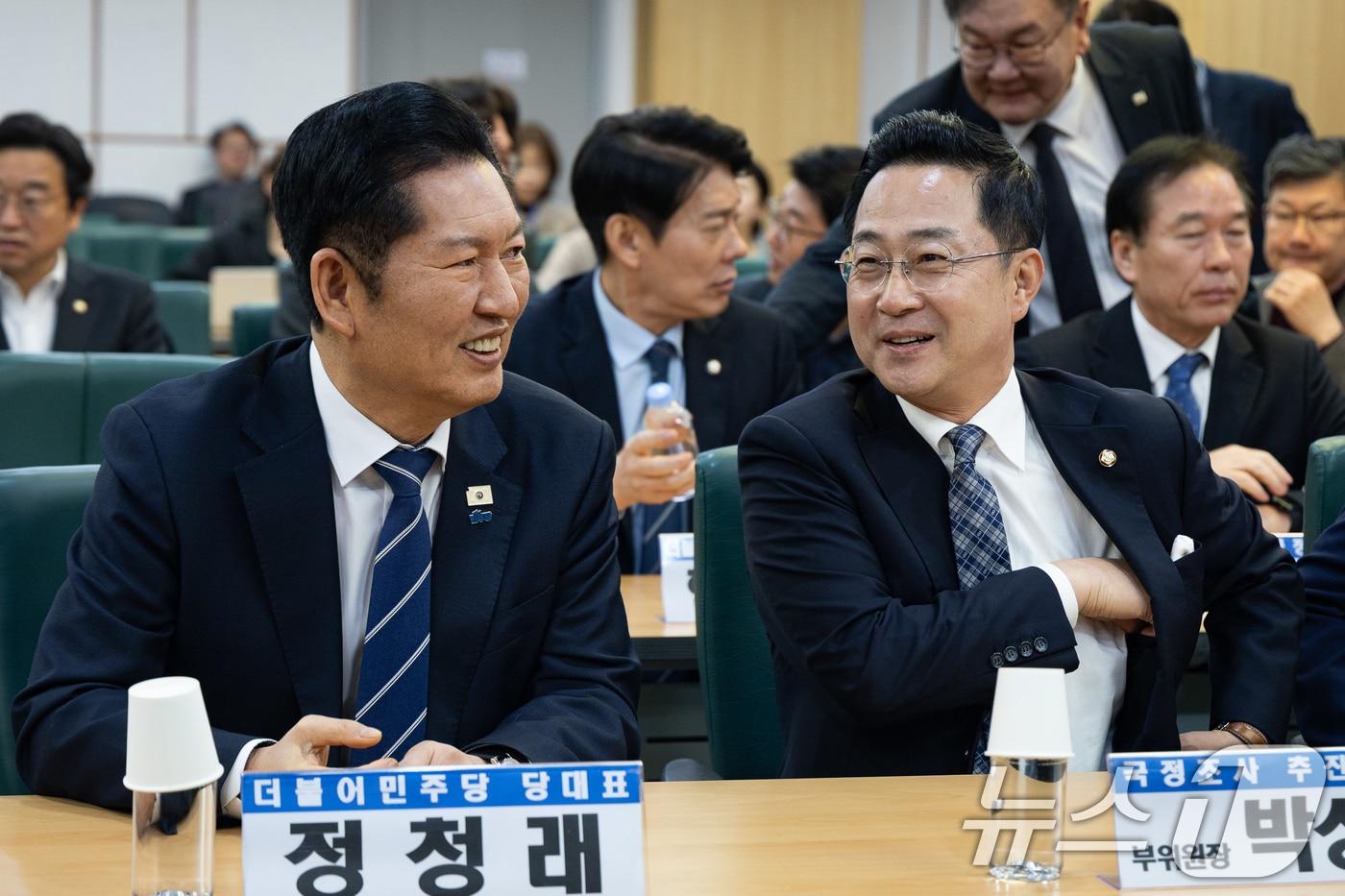 본문 이미지 - 지난 3월 9일 정청래 더불어민주당 대표와 박성준 국정조사 추진위원회 부위원장이 서울 여의도 국회 의원회관에서 열린 조작기소 진상규명 및 공소취소를 위한 국정조사 추진 정책토론회에 참석해 대화하고 있는 모습. 2026.3.9 ⓒ 뉴스1 유승관 기자
