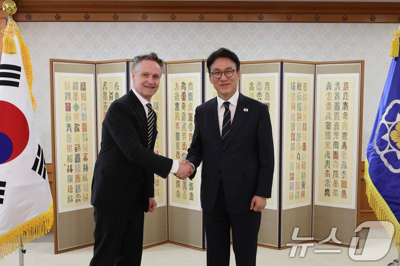 본문 이미지 - 김민석 국무총리가 9일 서울 종로구 정부서울청사에서 패트릭 존슨 일라이릴리앤컴퍼니 인터내셔널사업 총괄 대표 등 관계자를 접견하고 있다. (총리실 제공. 재판매 및 DB 금지) 2026.3.9 ⓒ 뉴스1 임세영 기자