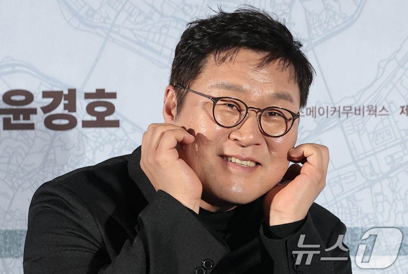 본문 이미지 - 배우 윤경호가 9일 서울 용산구 CGV 용산아이파크몰에서 열린 영화 ‘끝장수사’(각본/감독 박철환) 제작보고회에 참석해 포즈를 취하고 있다. ‘끝장수사’는 촌구석으로 좌천된 형사 ‘재혁’에게 찾아온 인생 마지막 기회를 그린 범죄 수사극으로, 두 명의 용의자가 얽힌 살인사건의 진범을 잡기 위해 신입 형사 ‘중호’와 함께 서울로 향해 끝까지 추적 수사를 벌이며 벌어지는 이야기를 그렸다. 2026.3.9 ⓒ 뉴스1 권현진 기자