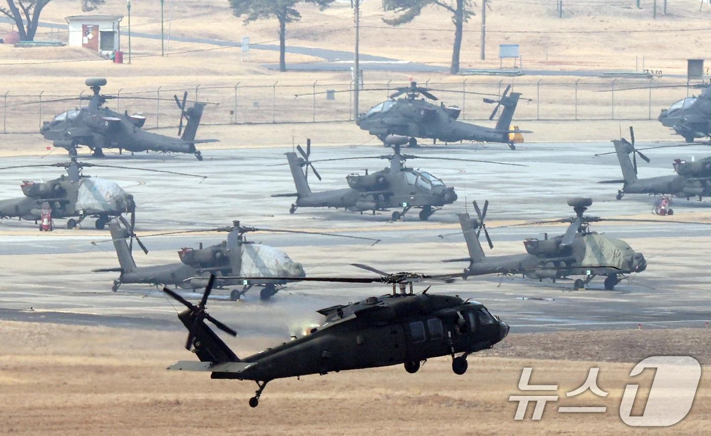 본문 이미지 - 경기 평택시 팽성읍 주한미군기지 캠프 험프리스에서 헬기가 비행하고 있다. 2026.3.9 ⓒ 뉴스1 김영운 기자