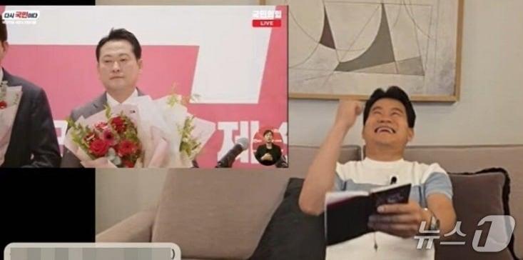 본문 이미지 -  강성 보수 유튜버 전한길 씨가 2025년 8월 26일 미국에서 국민의힘 전당대회를 유튜브로 중계하던 도중 서 장동혁 후보가 당대표로 당선 되자  "아 다행"이라며 박수를 치면서 좋아하고 있다. (유튜브 갈무리) ⓒ 뉴스1 