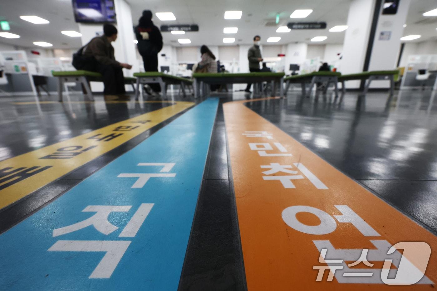 본문 이미지 - 9일 국가데이터처 국가통계포털(KOSIS)에 따르면 작년 3분기 신규채용 일자리는 557만8000개로, 1년 전(582만8000개)보다 25만개 줄었다. 이는 관련 통계가 집계된 2018년 이후 가장 적은 수준으로, 60대 이상에서도 신규 채용이 줄면서 전 연령대에서 새 일자리가 일제히 감소했다. 사진은 이날 오후 서울 마포구 서울서부고용복지플러스센터에서 구직자들이 상담을 받기 위해 기다리는 모습. 2026.3.9 ⓒ 뉴스1 김민지 기자