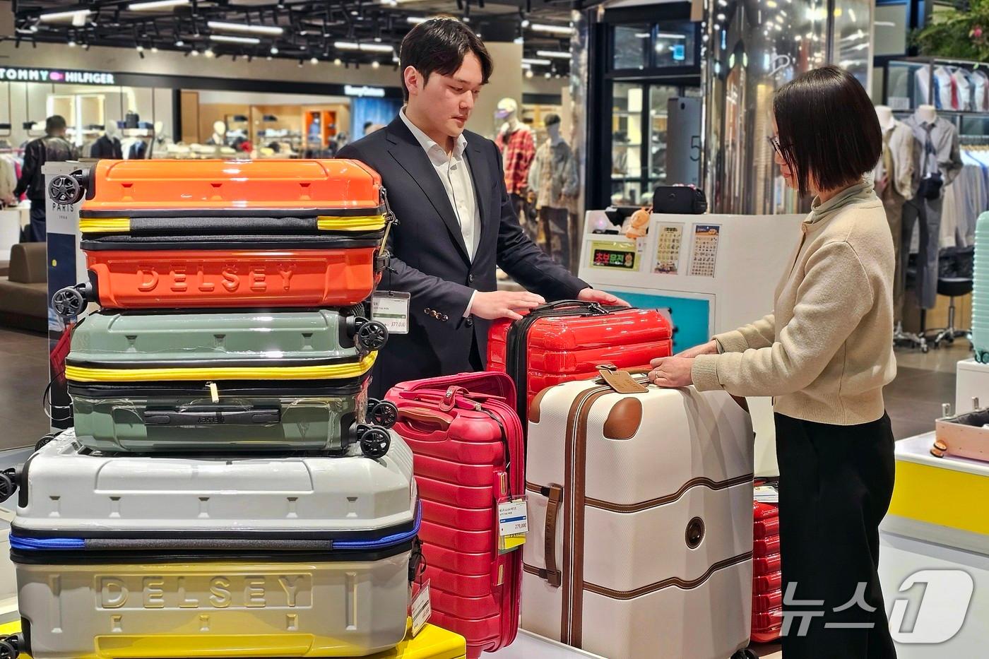 본문 이미지 - 신세계백화점 센텀시티를 방문한 고객이 캐리어 브랜드 델시 팝업 매장을 둘러보고 있다.(신세계센텀시티 제공. 재판매 및 DB 금지)