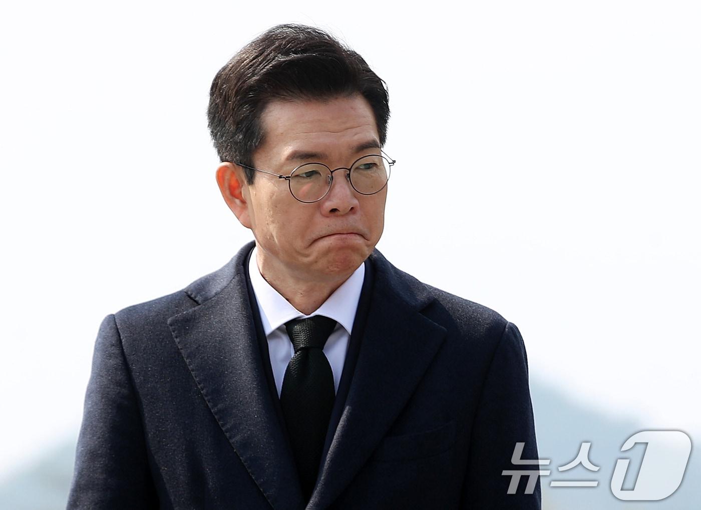 본문 이미지 - 정원오 더불어민주당 서울시장 예비후보가 9일 오후 경남 김해 진영읍 봉하마을을 찾아 고 노무현 전 대통령 묘역을 참배하고 있다. 2026.3.9 ⓒ 뉴스1 윤일지 기자