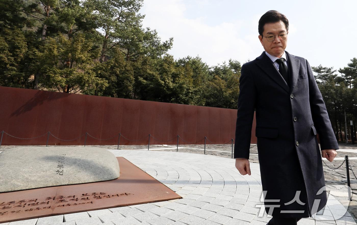 본문 이미지 - 정원오 더불어민주당 서울시장 예비후보가 9일 오후 경남 김해 진영읍 봉하마을을 찾아 고 노무현 전 대통령 묘역을 참배한 후 이동하고 있다. 2026.3.9 ⓒ 뉴스1 윤일지 기자