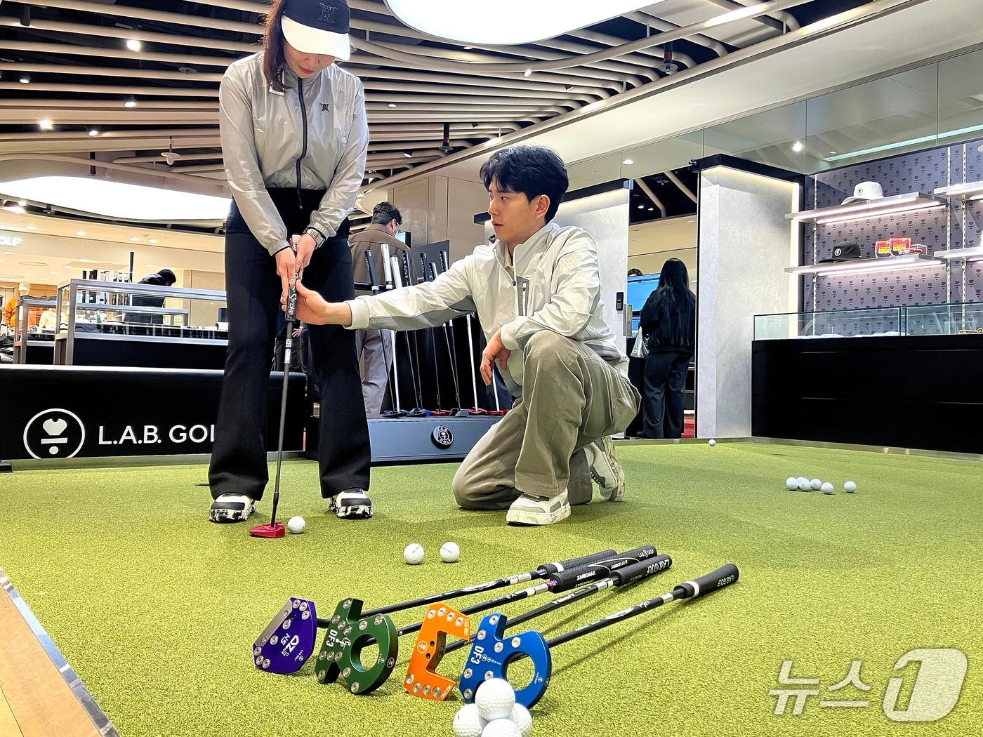 본문 이미지 - 롯데백화점 부산본점 랩골프 매장에서 맞춤형 피팅 서비스가 진행되고 있다.(롯데백화점 부산본점 제공. 재판매 및 DB 금지)