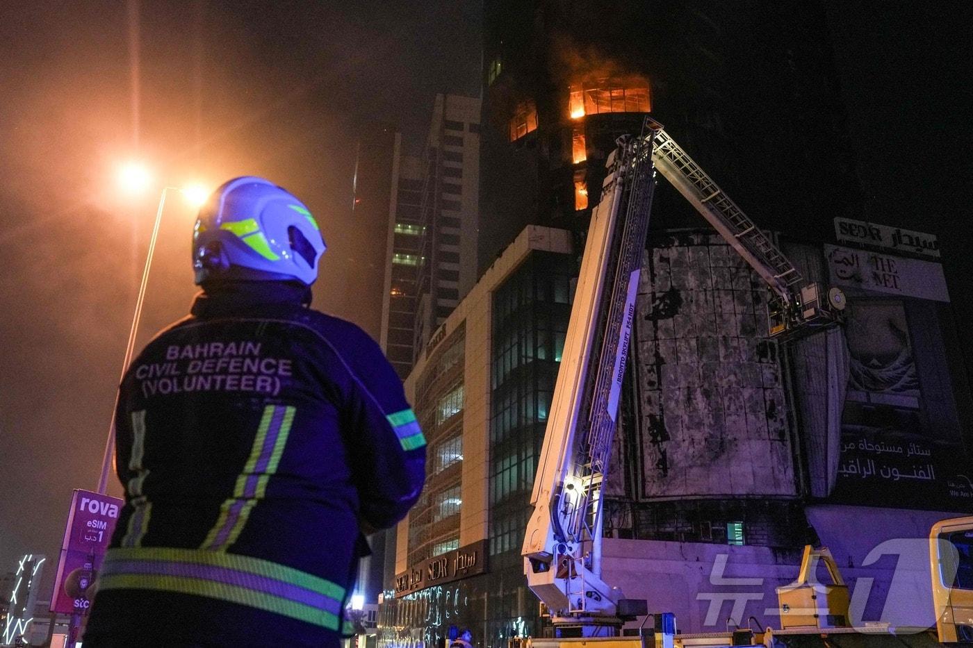 본문 이미지 - 28일(현지시간) 이란의 공습 이후 바레인 수도 마나마의 한 건물에서 소방대원들이 화재를 진압하고 있다. 2026.02.28. ⓒ AFP=뉴스1