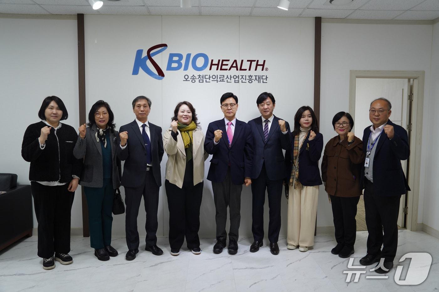 본문 이미지 - 대전보건대학교가 최근 오송첨단의료산업진흥재단을 방문해 바이오·임상 분야 협력 방안을 논의했다.(대전보건대 제공.재판매 및 DB금지)/뉴스1