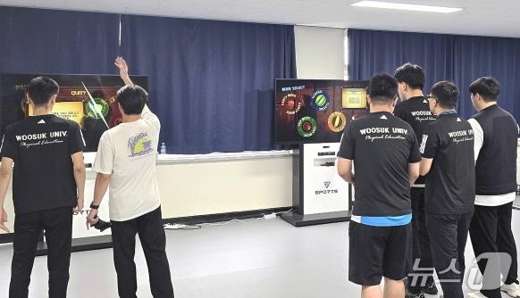 본문 이미지 - 우석대학교가 대한장애인체육회가 주관하는 ‘2026 학교체육시설 장애인 이용 개방지원사업’에 5년 연속 선정됐다. 사진은 장애인을 위한 체육프로그램 진행 장면.(우석대 제공, 재판매 및 DB 금지)/뉴스1