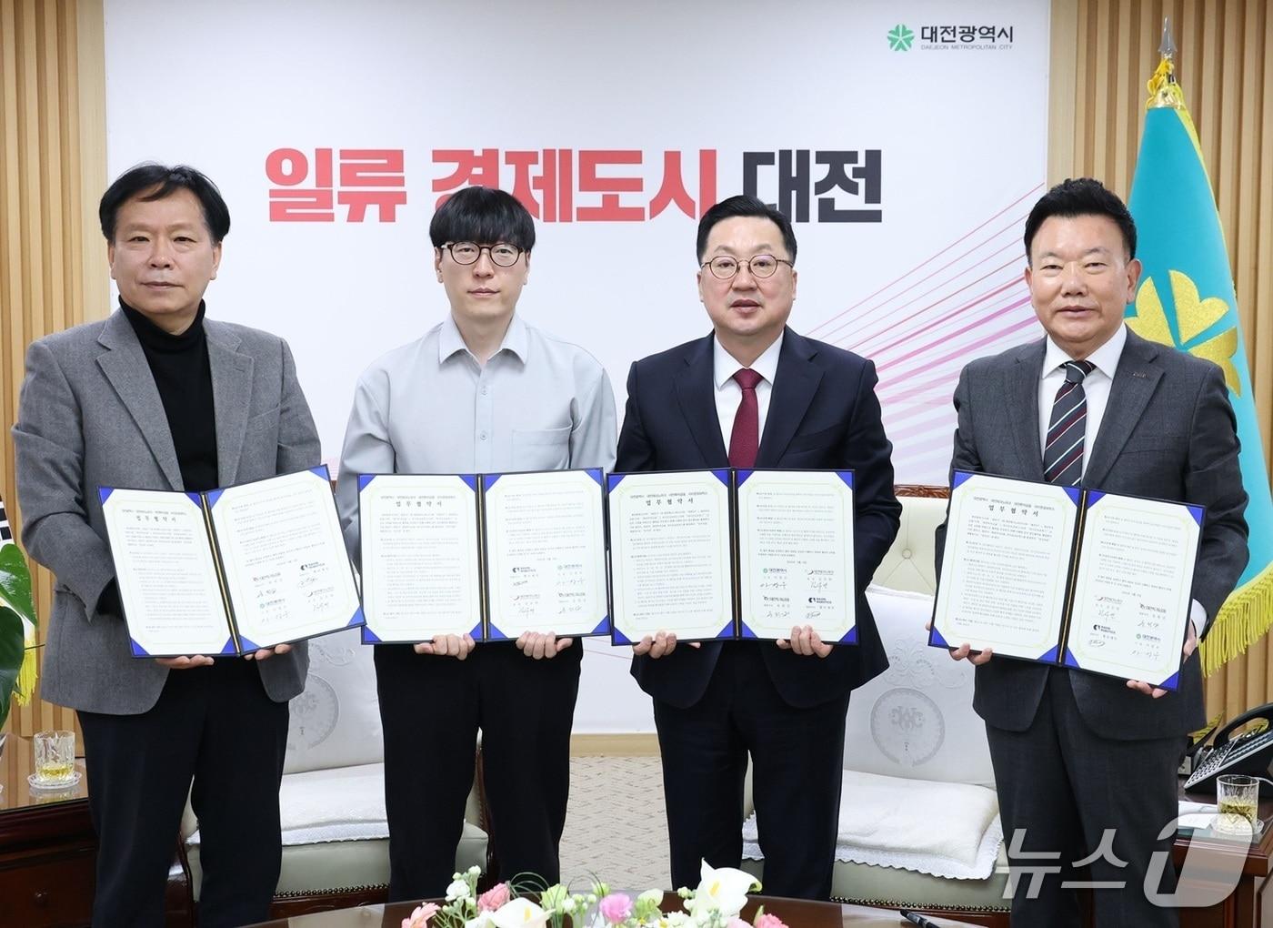 본문 이미지 - 대전시는 9일 우주와 로봇 분야 핵심 기업과 산업결쟁력 강화 및 지역 거점화 협약을 맺었다. (시 제공) / 뉴스1