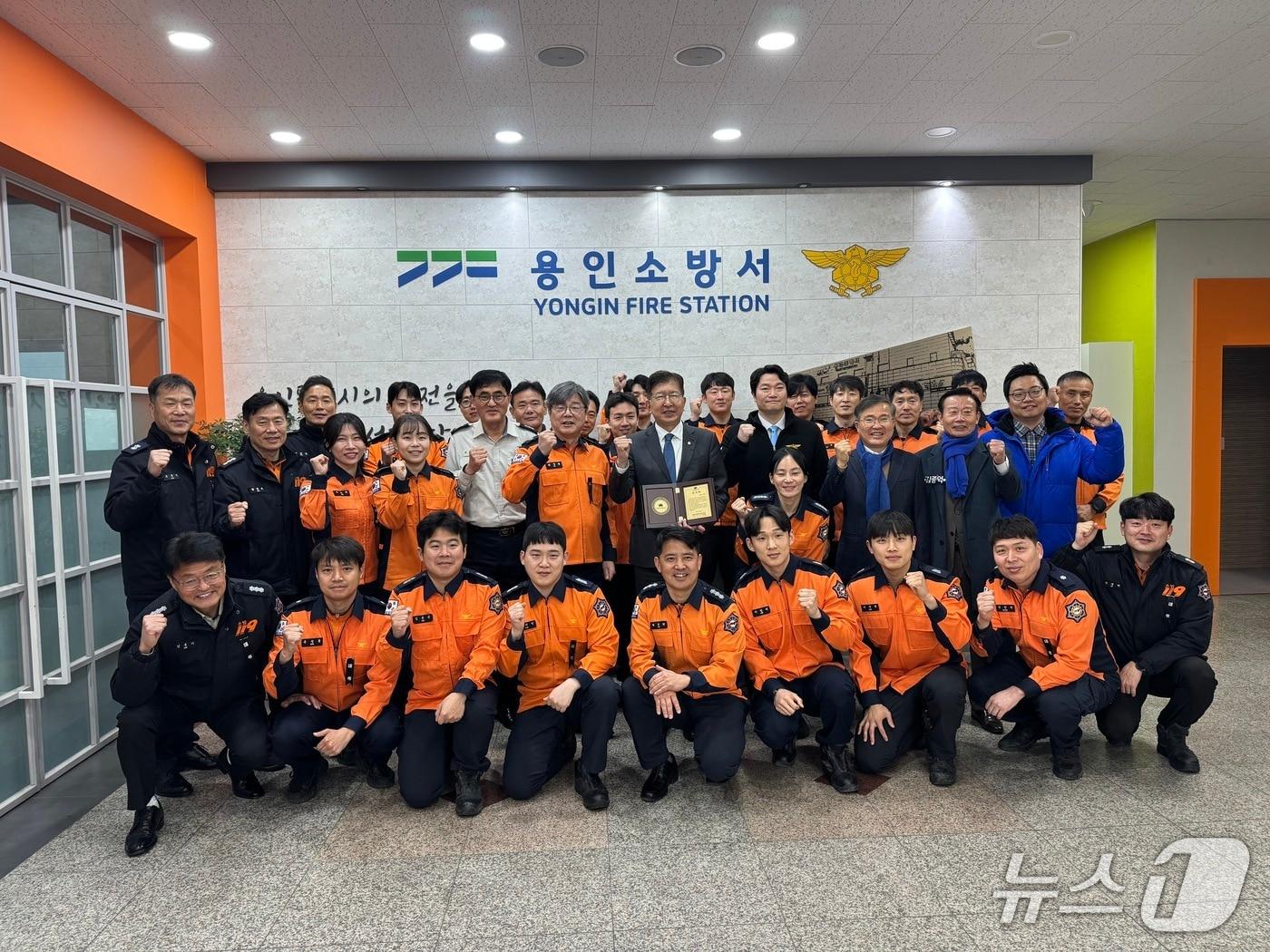 본문 이미지 - 이상식 의원이 9일 용인소방서에서 감사패를 받은 직후 미래소방연합 소속 소방대원들과 기념촬영을 하고 있다.(이상식 의원 제공)