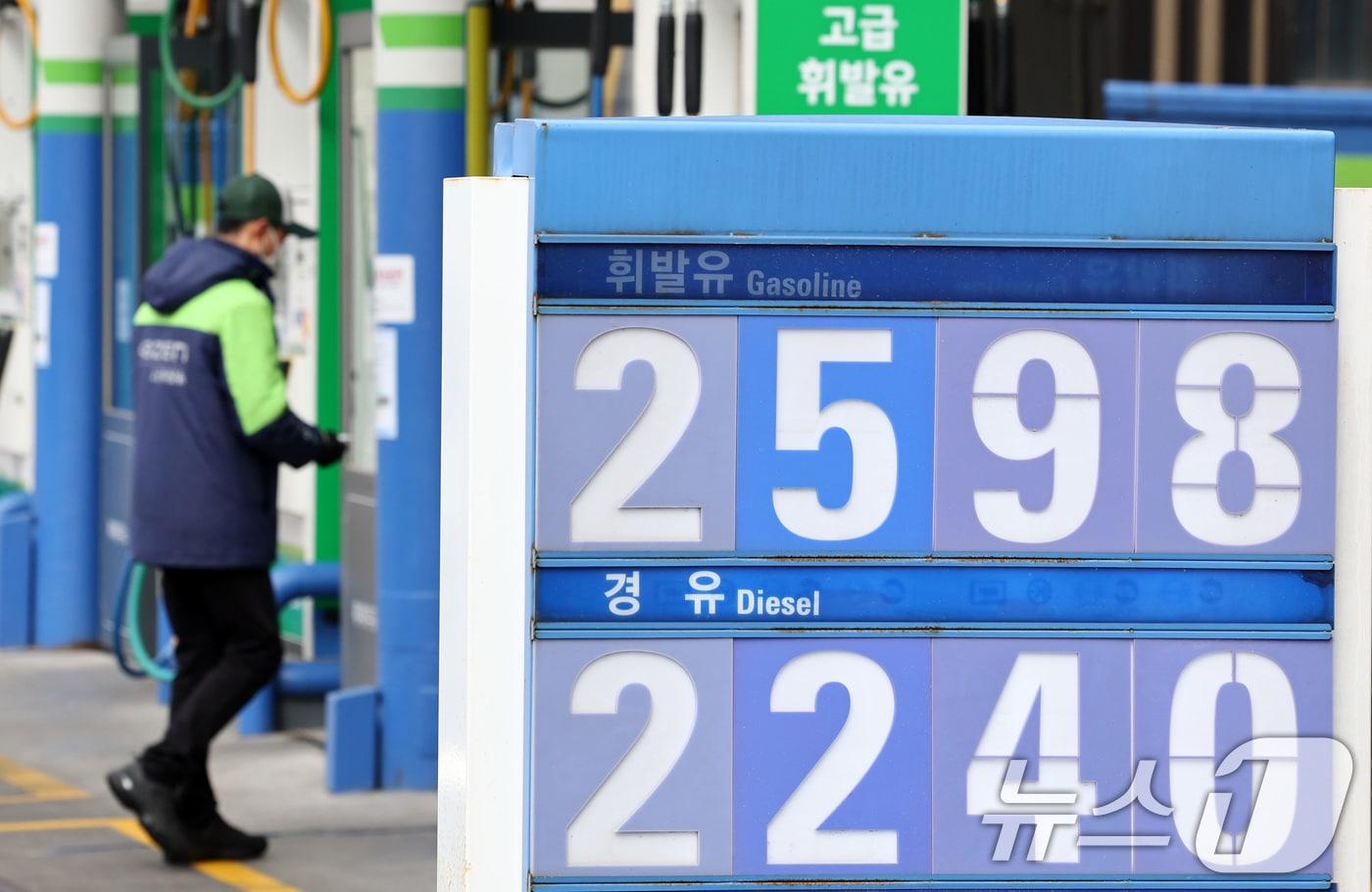 본문 이미지 - 9일 서울 시내 한 주유소에 휘발유·경유 가격이 표시되어 있다. 2026.3.9 ⓒ 뉴스1 최지환 기자
