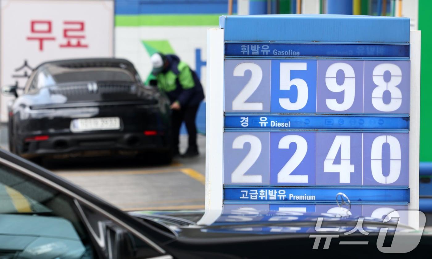 본문 이미지 - 9일 서울 시내 한 주유소의 휘발유·경유 가격.  ⓒ 뉴스1