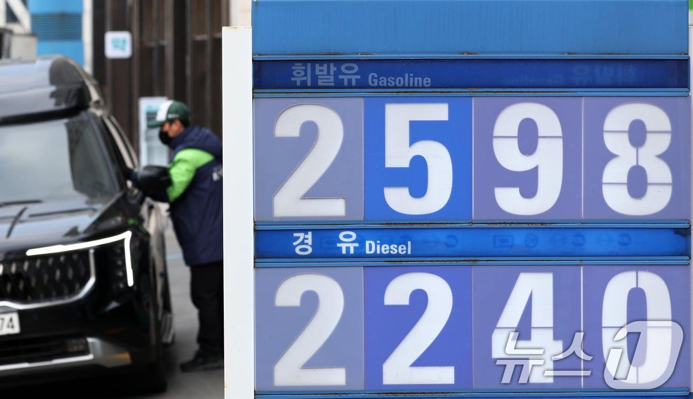 본문 이미지 - 호르무즈 해협 봉쇄 여파로 국제유가가 배럴당 100달러 넘어선 9일 서울 시내 한 주유소에 휘발유·경유 가격이 표시되어 있다. 2026.3.9 ⓒ 뉴스1 최지환 기자