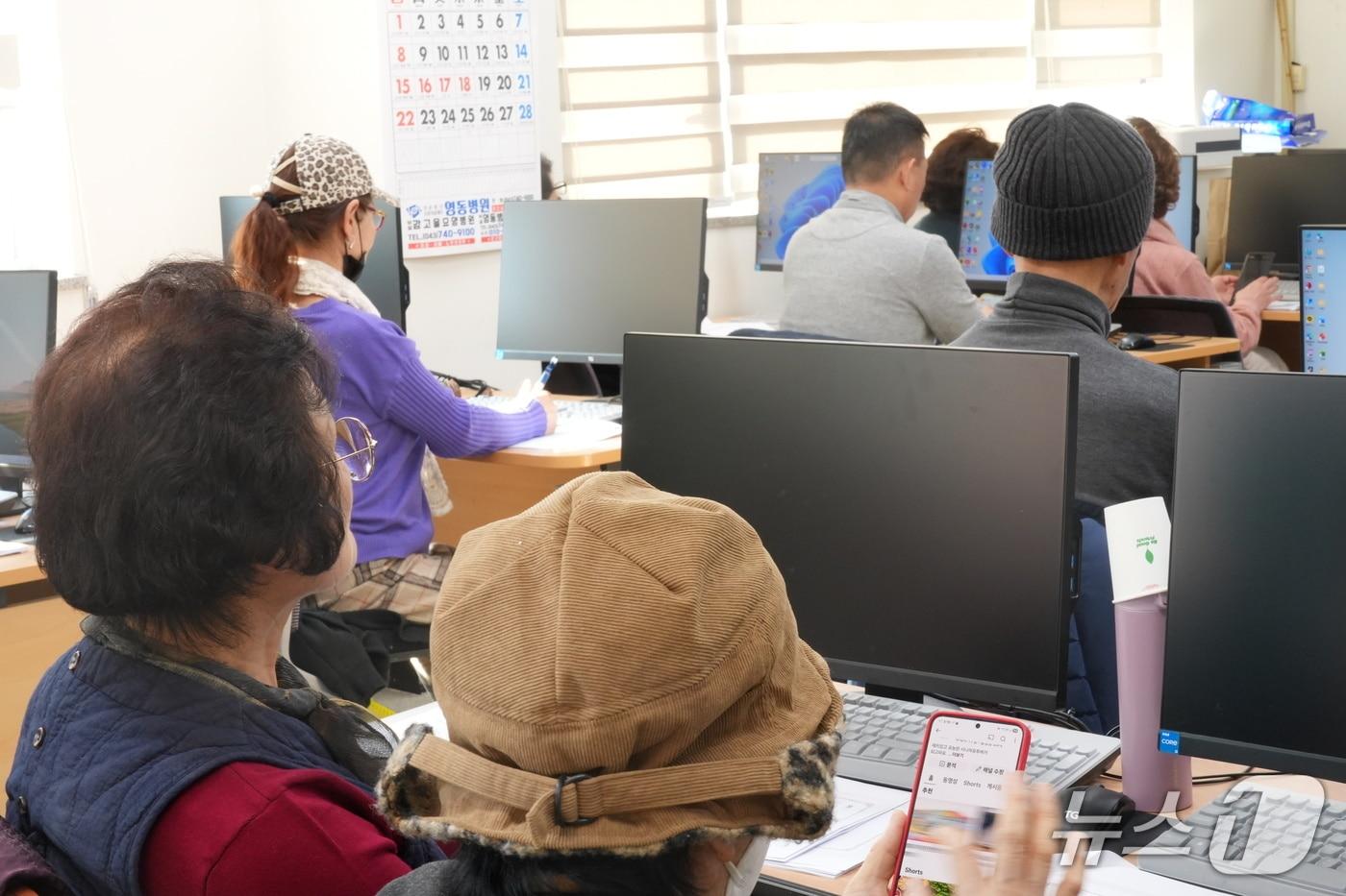 본문 이미지 - 시니어 유튜버 양성교육 (영동군노인복지관 제공. 재판매 및 DB금지)
