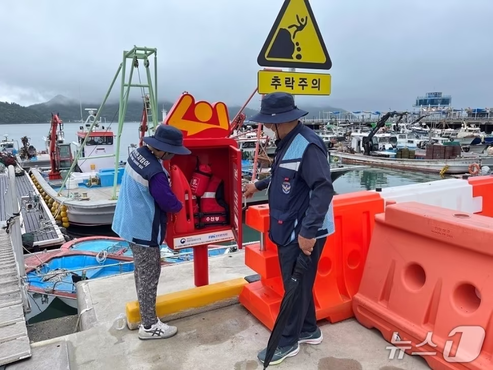 본문 이미지 - 인명구조함을 점검하고 있는 완도해경 연안안전지킴이의 활동 모습.(완도해경 제공. 재판매 및 DB 금지)