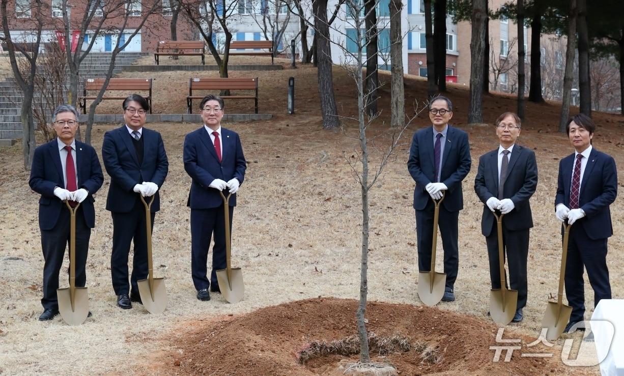 본문 이미지 - 고려대학교는 지난 5일 고려대학교 세종캠퍼스 과학기술 1관 대강당에서 '네이처 포지티브'(Nature Positive) 선언식을 개최했다.(고려대 제공)