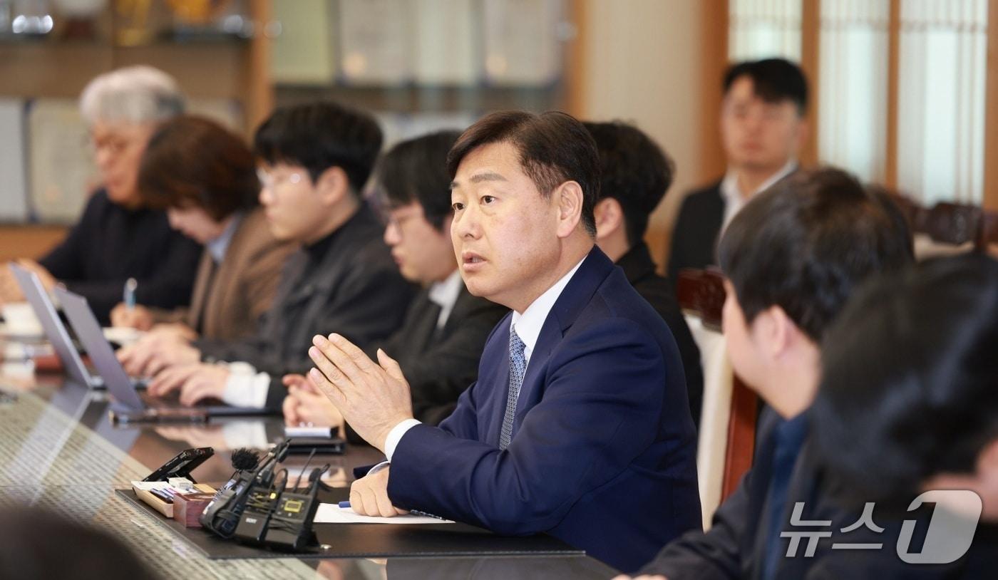 본문 이미지 - 김관영 전북도지사가 9일 열린 전북도청 출입기자들과의 간담회 자리에서 일각의 내란 방조 의혹 제기에 대해 강력 대응 의지를 전하고 있다./뉴스1  