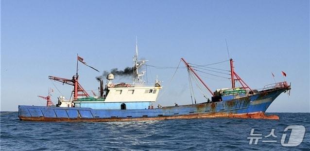 본문 이미지 - 중국 어선 A호(제주해경서 제공. 재판매 및 DB금지)/뉴스1