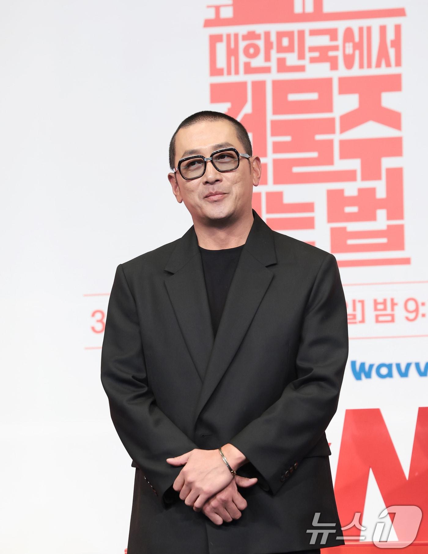 본문 이미지 - 배우 하정우가 9일 서울 구로구 더 링크호텔 서울에서 열린 tvN 새 토일드라마 ‘대한민국에서 건물주 되는 법’ 제작발표회에서 포즈를 취하고 있다. ‘대한민국에서 건물주 되는 법’(극본 오한기/연출 임필성/이하 ‘건물주’)은 빚에 허덕이는 생계형 건물주가 목숨보다 소중한 가족과 건물을 지키기 위해 가짜 납치극에 가담하며 벌어지는 서스펜스를 그린 작품이다. 2026.3.9 ⓒ 뉴스1 권현진 기자