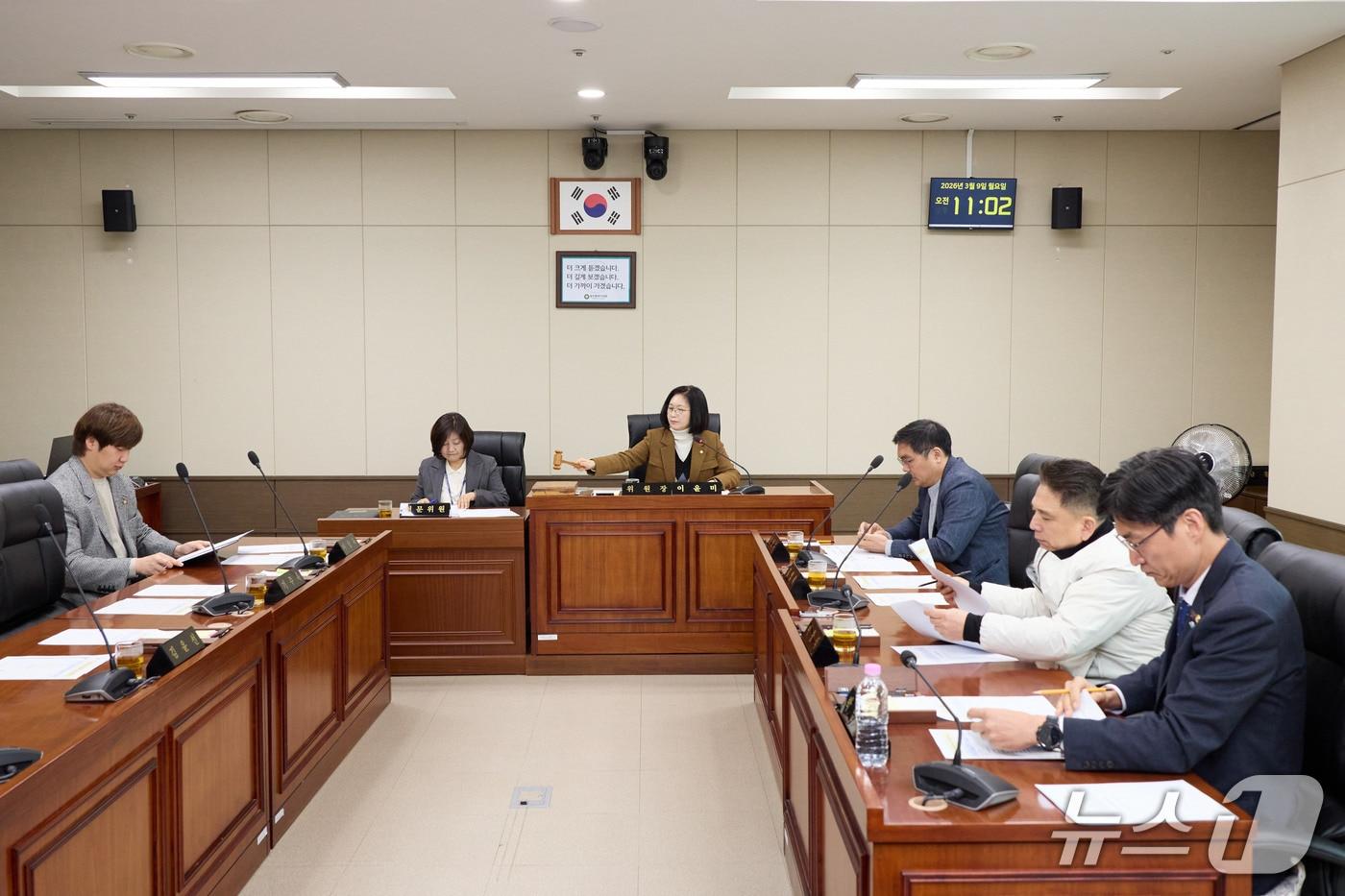 본문 이미지 - 9일 열린 용인시의회 의회운영위원회 회의 모습.(시의회 제공)