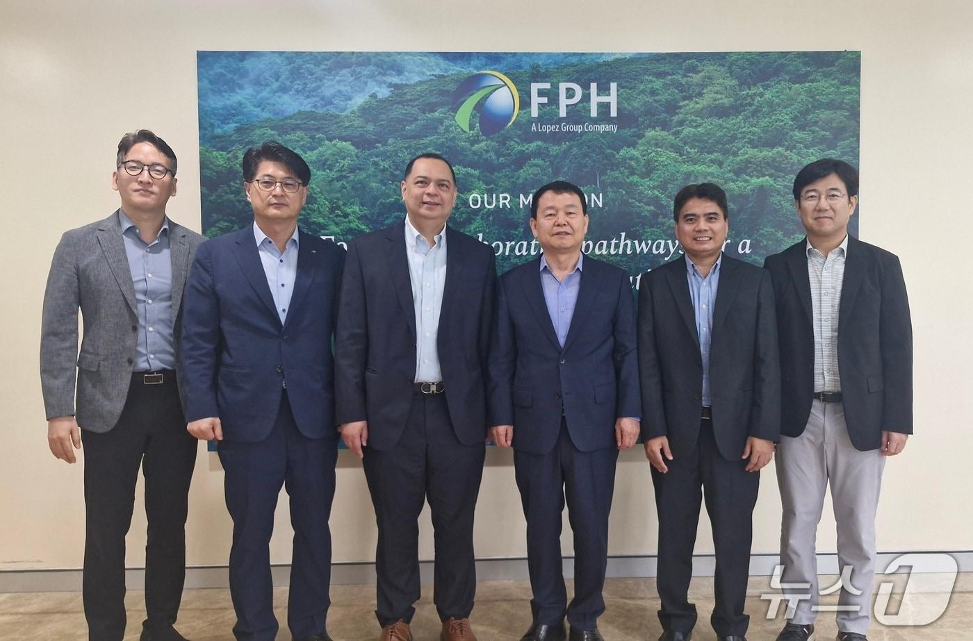 본문 이미지 - 윤석대 한국수자원공사 사장(오른쪽 세 번째)이 퍼스트젠 경영진(왼쪽 세 번째 P.곤잘레스 수력부문사장)과 면담을 하고 기념사진을 촬영하고 있다.(한국수자원공사 제공.재판매 및 DB금지)/뉴스1