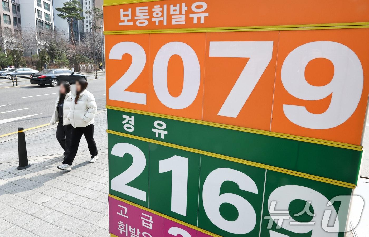 본문 이미지 - 호르무즈 해협 봉쇄 여파로 국제유가가 배럴당 100달러 넘어선 9일 서울 시내 한 주유소에 휘발유·경유 가격이 표시되어 있다. 2026.3.9 ⓒ 뉴스1 최지환 기자