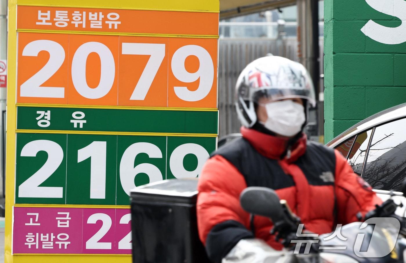 본문 이미지 -  9일 서울 시내 한 주유소에 휘발유·경유 가격이 표시돼 있다. 2026.3.9 ⓒ 뉴스1 최지환 기자