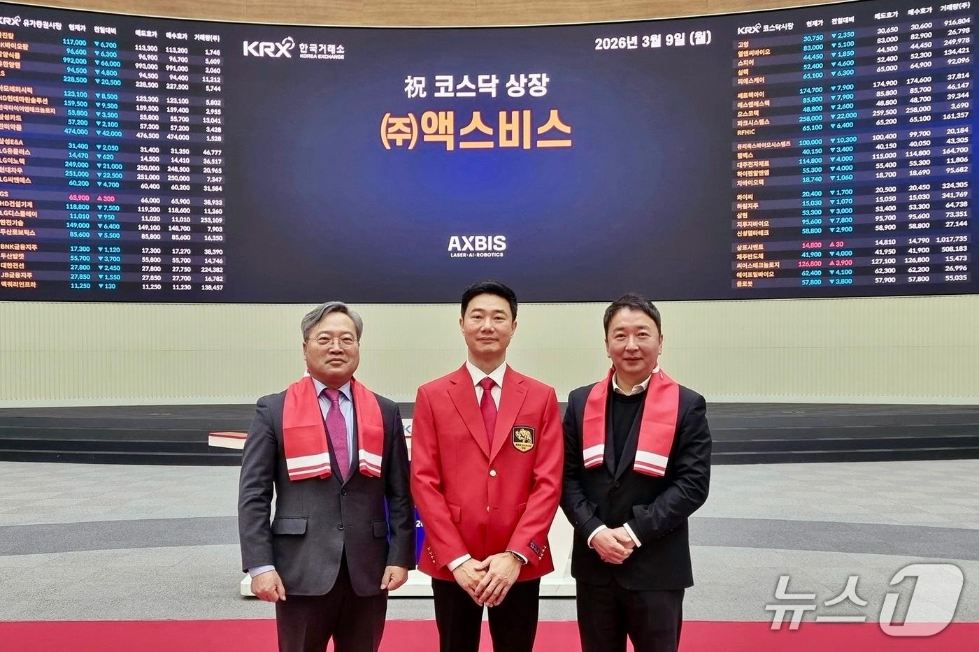 본문 이미지 - 이선제 연구개발특구진흥재단 기획조정본부장(왼쪽)과 김명진 액스비스 대표(가운데), 손수창 연구개발특구진흥재단 사업총괄본부장이 9일 서울 영등포구 한국거래소에서 열린 코스닥시장 상장기념식에서 기념사진을 촬영하고 있다.(특구재단 제공) /뉴스1