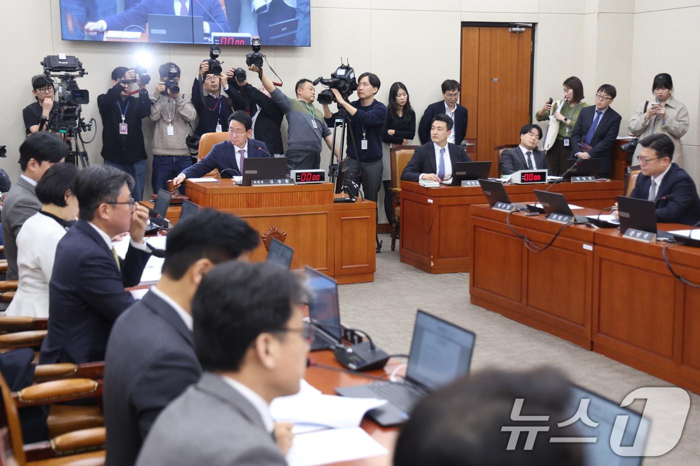 본문 이미지 - 김상훈 위원장이 9일 서울 여의도 국회에서 열린 대미투자특별법 처리를 위한 특별위원회에서 한미 전략적 투자 관리를 위한 특별법안(대미투자특별법)을 의결하고 있다. 2026.3.9 ⓒ 뉴스1 신웅수 기자