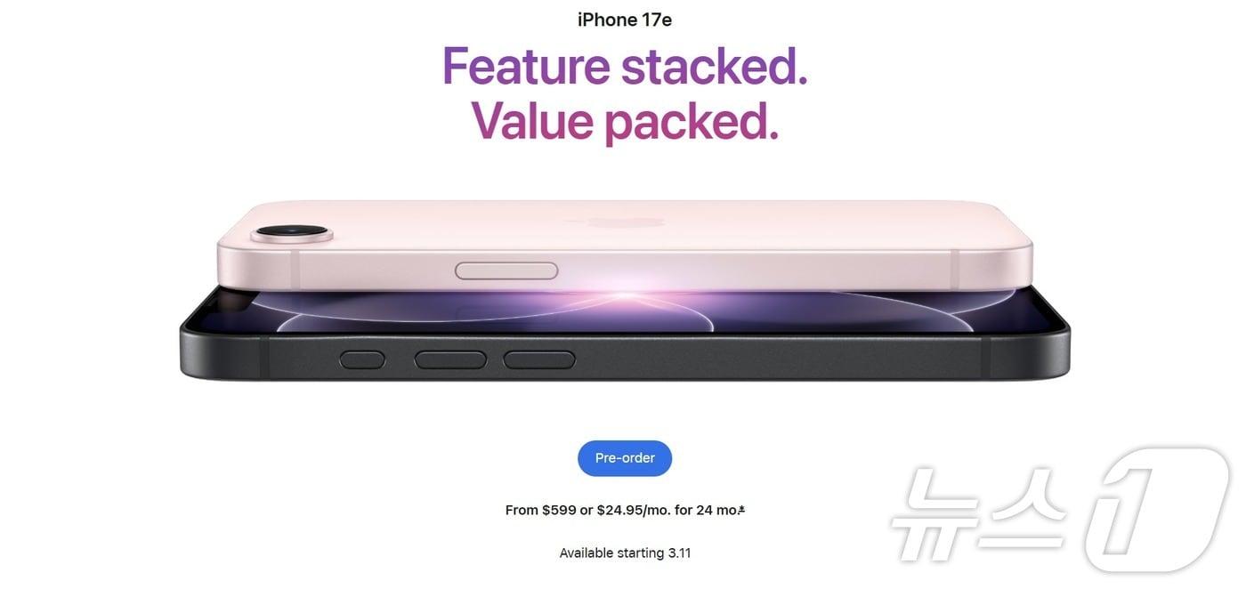 본문 이미지 - 아이폰 17e 제품 이미지. 애플은 기본 저장용량 256GB를 탑재한 신모델을 599달러부터 책정하고 사전예약에 돌입했다. (애플 제공)